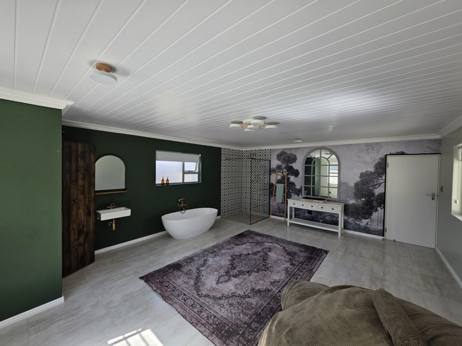 6 Bedroom Property for Sale in Oceanview Heights Western Cape